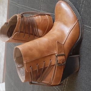 ****Bundle any 3 items for $20***** Ankle Boots 6.5M Brown
